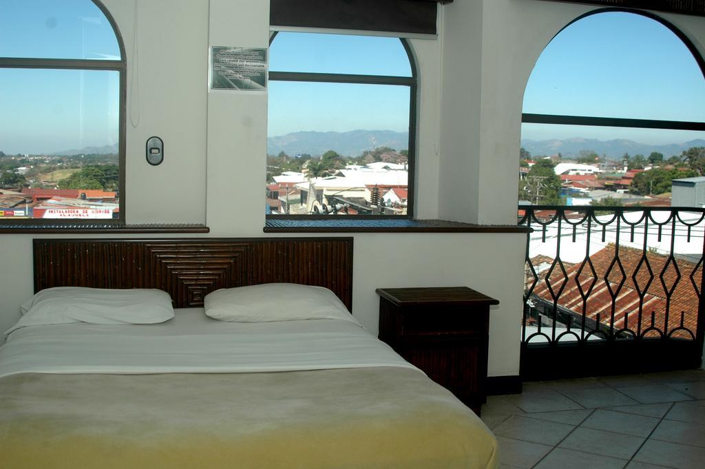 Alajuela Backpackers Airport Hostel Exterior photo
