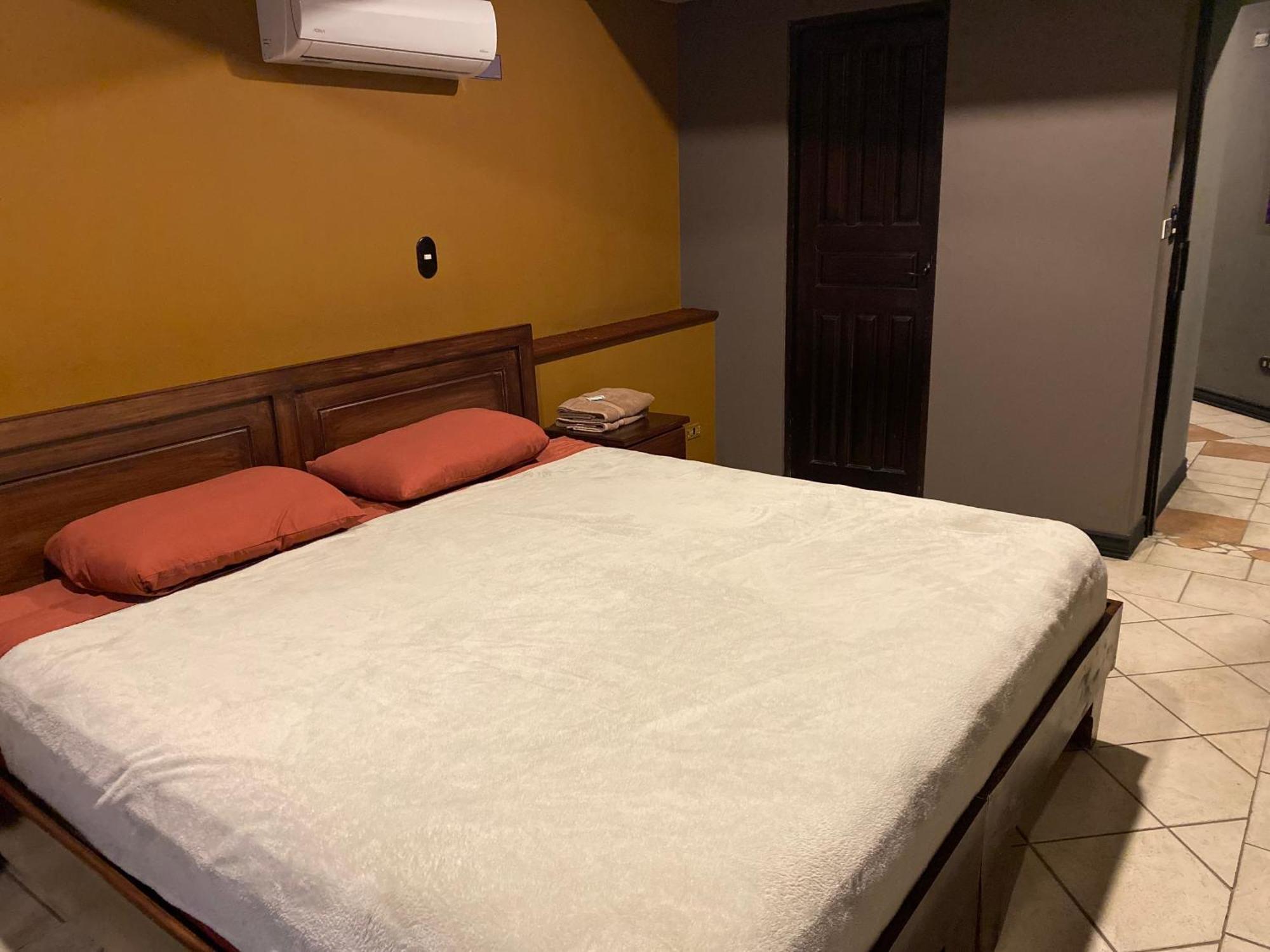 Alajuela Backpackers Airport Hostel Exterior photo