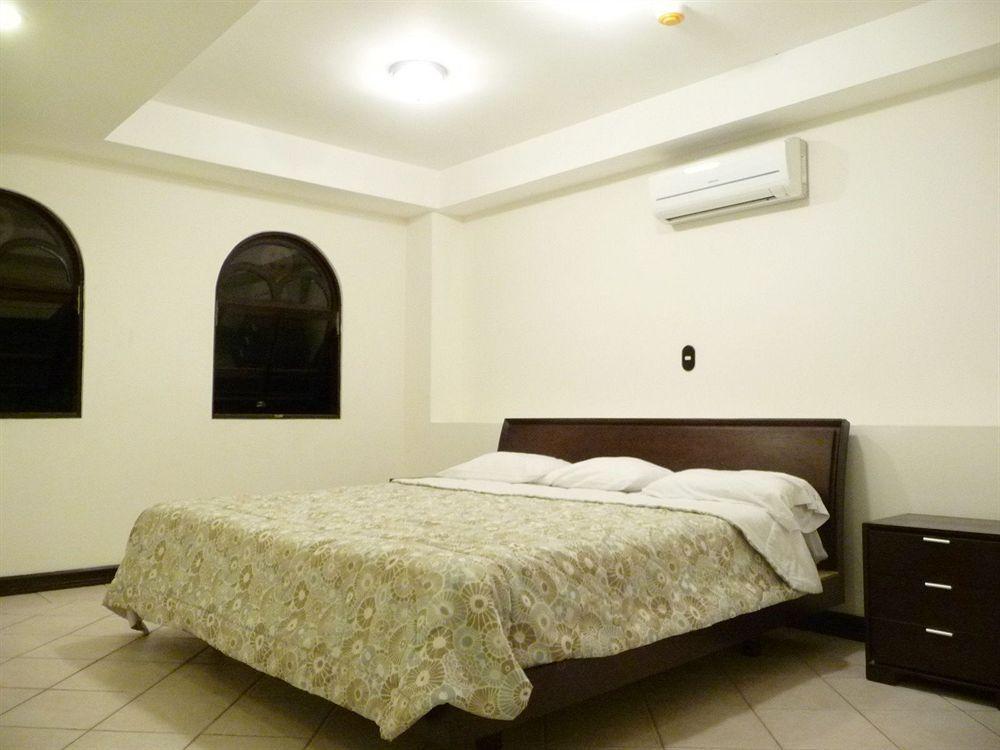 Alajuela Backpackers Airport Hostel Exterior photo